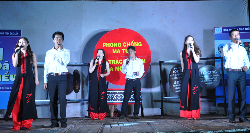 CHƯƠNG TRÌNH VĂN NGHỆ CỔ ĐỘNG  TUYÊN TRUYỀN  PHÒNG CHỐNG TỆ NẠN MA TÚY VÀ  AN TOÀN GIAO THÔNG ĐƯỜNG BỘ